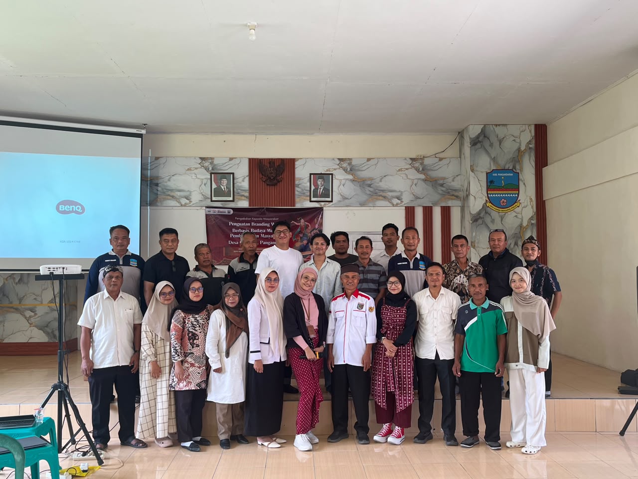 Pelatihan Website untuk Penguatan Baranding Wisata Desa Cikalong oleh Mahasiswa KKN Internasional dan Dosen ISBI Baandung